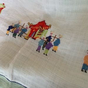 Vintage linen, hand-embroidered tablecloth and napkins (6)